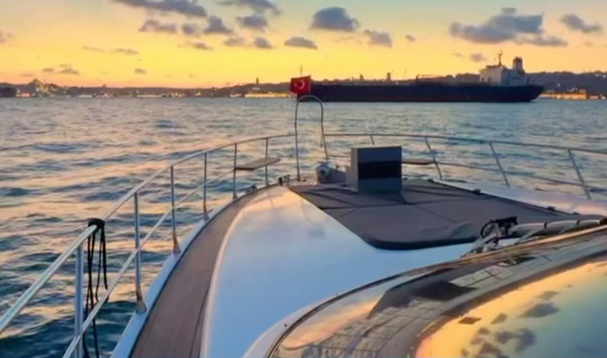 Image d'un bateau de croisière du Bosphore au coucher du soleil à Istanbul en Turquie 