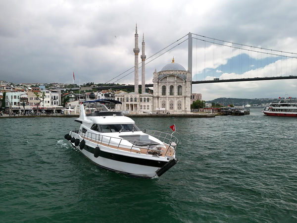 lunch tour on a boat in istanbul