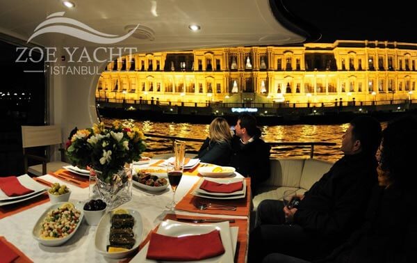 Photo de notre bateau d'excursion sur le Bosphore pour un dîner-croisière à Istanbul en Turquie 