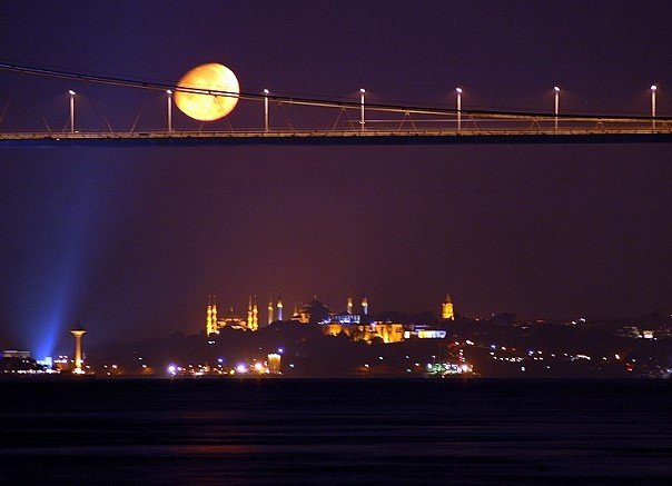 Bosphorus_moon_night