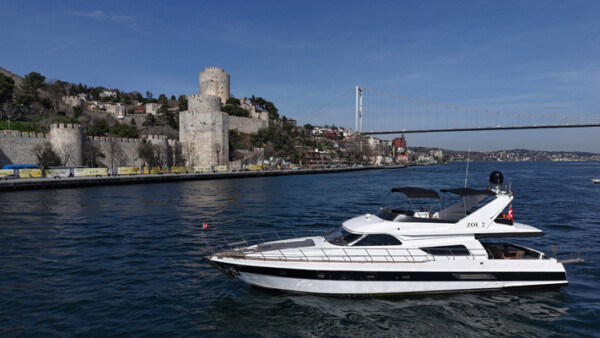Stilvoll an der Festung Rumeli vorbeigleiten auf der Zoe Yacht Istanbul